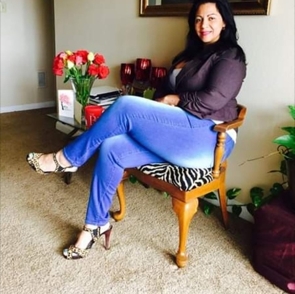 Meet your Posher, Eliza - Picture 1 of 2